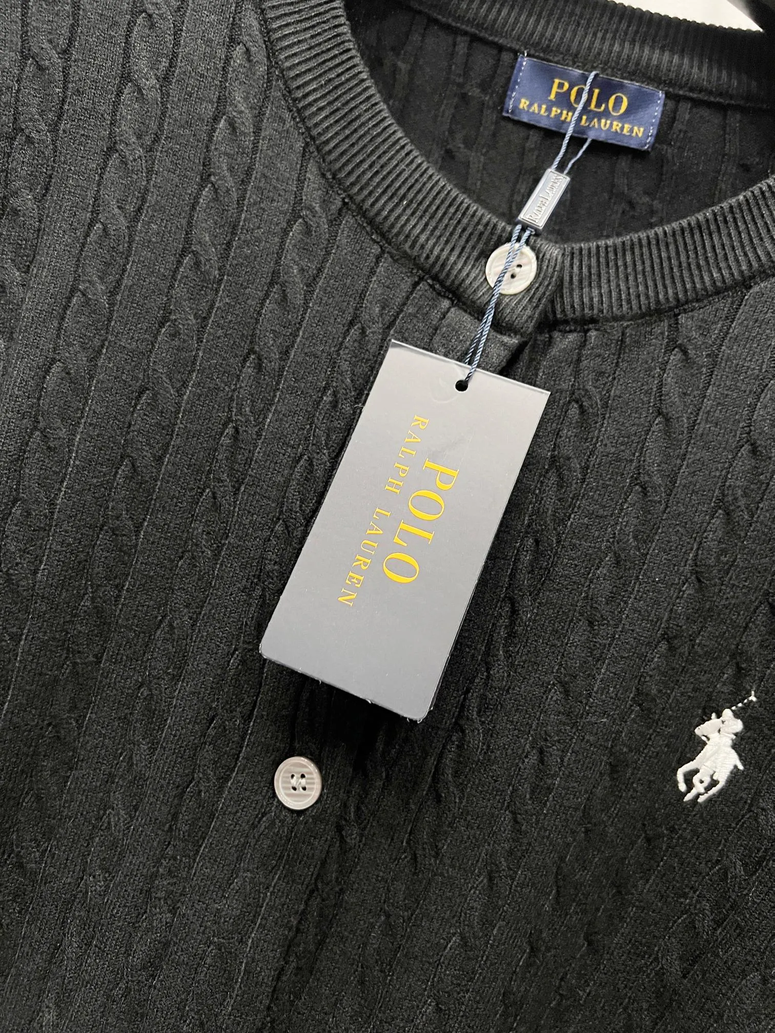 P180 Style number: (Q057) Ralph Lauren classic round neck solid color pony embroidered logo knitted cardigan long sleeves Ralph Lauren classic basic versatile twist knitted cardigan long sleeves Main supply platform live broadcast Wholesale entity Replenish when out of stock Not removed from the shelves Quality 1:1 version Complete three labels Correct version of pony logo Imported quality cotton yarn Focus on high-end Cost-effective Good quality Needless to say Zhao Lusi's same style is really amazing. It's so sweet. I'm so pretty. This cardigan is really good-looking. The upper body is simple and easy to wear. It's a must-have for goddess ootd. Good-looking clothes are never picky. A must-have in the wardrobe of goddesses. Size: S-XL. Color: black, apricot, gray, navy blue, red, white.